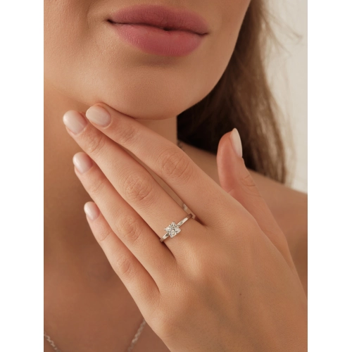 Кольцо из серебра 925 пробы с фианитами