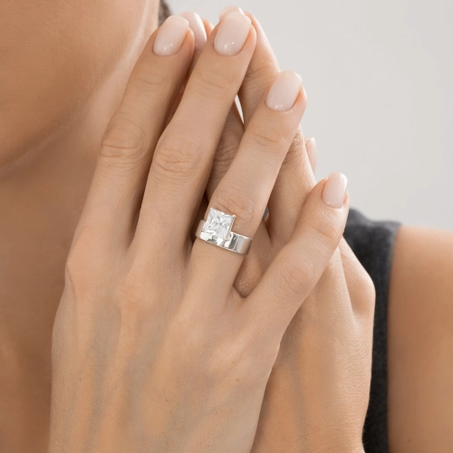 Кольцо из серебра 925 пробы с фианитами