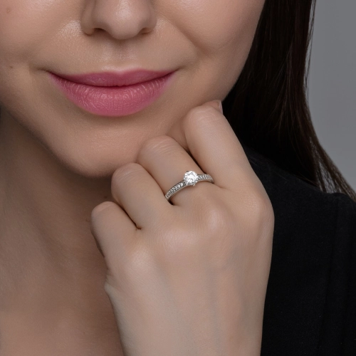 Кольцо из серебра 925 пробы с фианитами