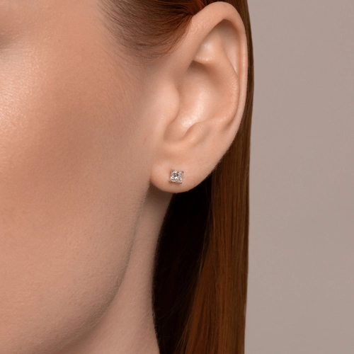 Серьги пусеты из белого золота 585 пробы с выращенными бриллиантами