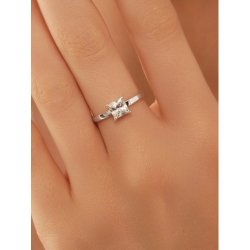 Кольцо из серебра 925 пробы с фианитами