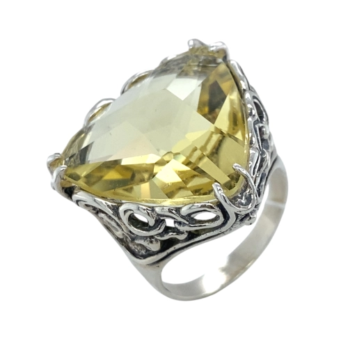 Кольцо из серебра 925 пробы с искусственными кварцами цвета цитрин