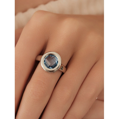 Кольцо из серебра 925 пробы с искусственными топазами