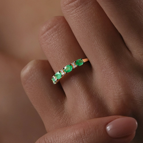 Кольцо из золота 585 пробы с изумрудом и бриллиантами