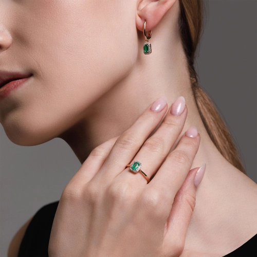 Кольцо из золота 585 пробы с изумрудом и бриллиантами