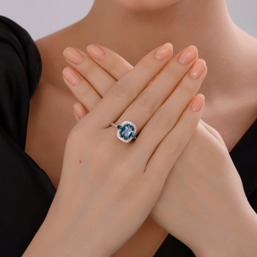 Кольцо из белого золота 585 пробы с топазами London Blue и фианитами