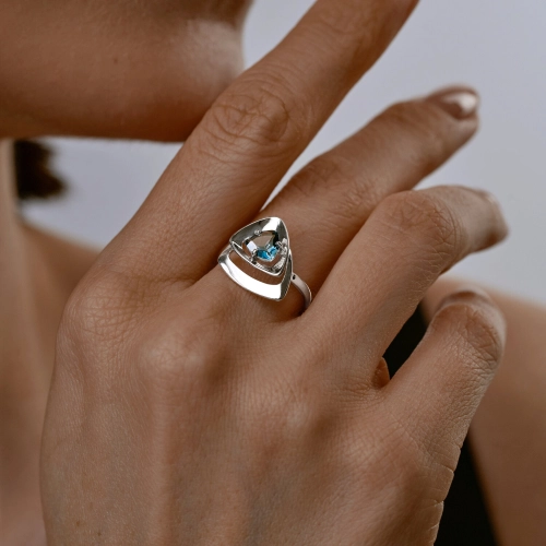 Кольцо из серебра 925 пробы с топазом London Blue