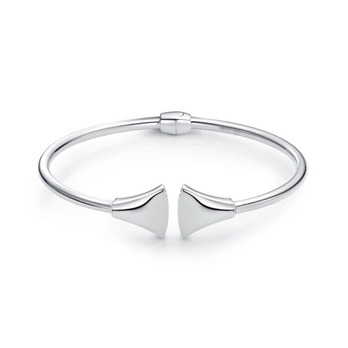 Жесткий браслет из серебра 925 пробы с фианитами