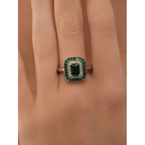 Кольцо из серебра 925 пробы с искусственным изумрудом и фианитами