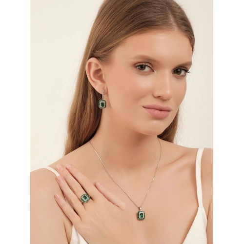 Кольцо из серебра 925 пробы с искусственным изумрудом и фианитами