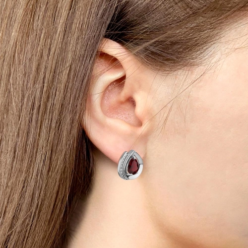 Серьги из серебра 925 пробы с гранатами и фианитами