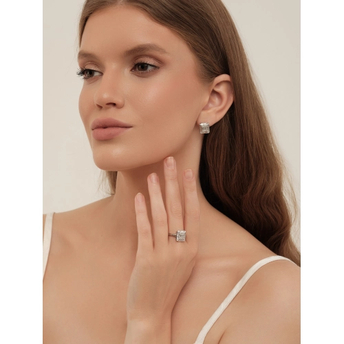 Кольцо из серебра 925 пробы с цирконами