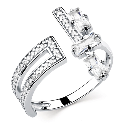 Кольцо из серебра 925 пробы с фианитами