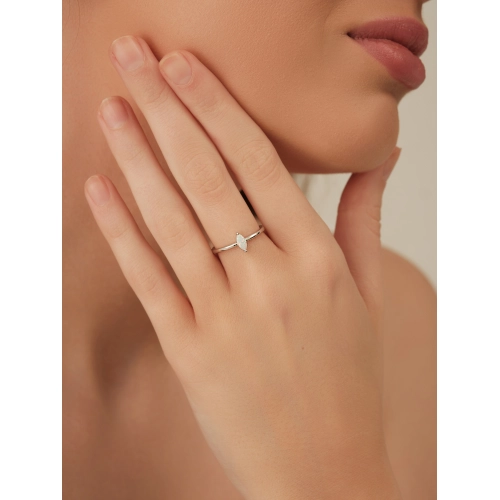 Кольцо из серебра 925 пробы с искусственным опалом