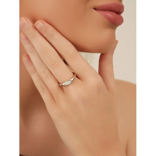 Кольцо из серебра 925 пробы с искусственным опалом