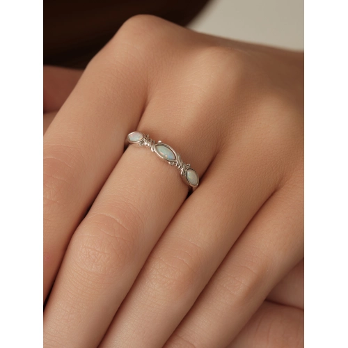 Кольцо из серебра 925 пробы с искусственным опалом