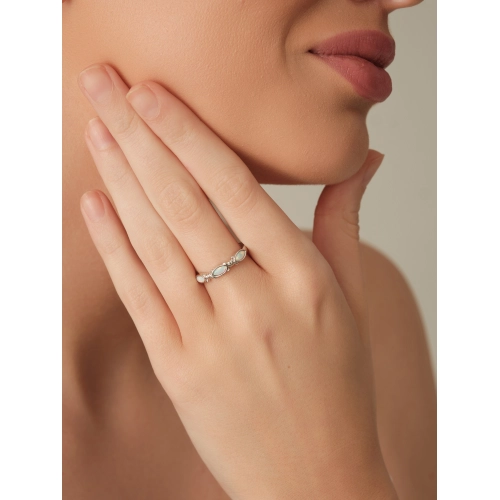 Кольцо из серебра 925 пробы с искусственным опалом