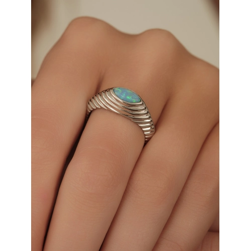 Кольцо из серебра 925 пробы с искусственным опалом