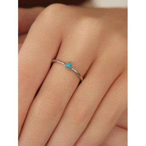 Кольцо из серебра 925 пробы с искусственным опалом