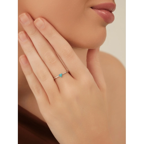 Кольцо из серебра 925 пробы с искусственным опалом