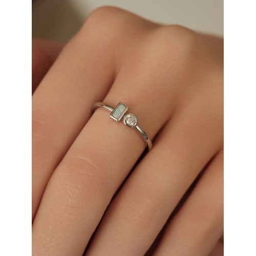 Кольцо из серебра 925 пробы с искусственным опалом и фианитами