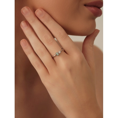 Кольцо из серебра 925 пробы с искусственным опалом и фианитами