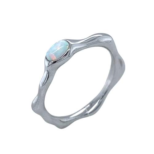 Кольцо из серебра 925 пробы с искусственным опалом