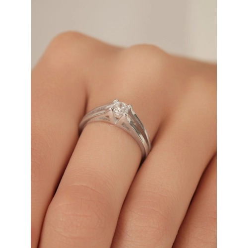 Кольцо из серебра 925 пробы с цирконами