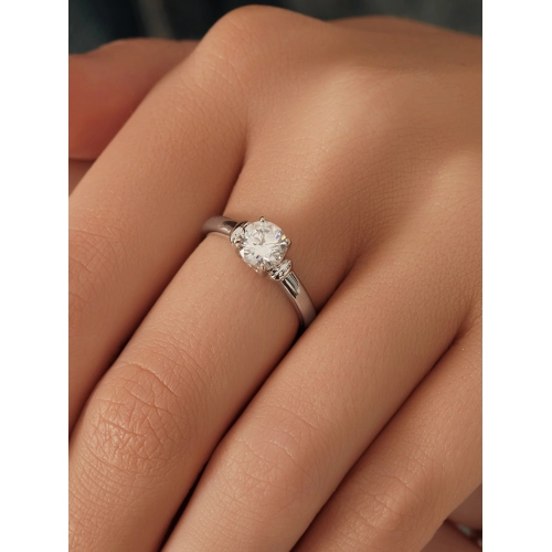 Кольцо из серебра 925 пробы с цирконами