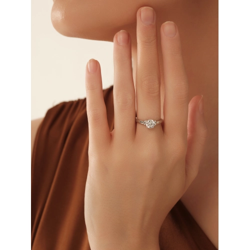 Кольцо из серебра 925 пробы с цирконами