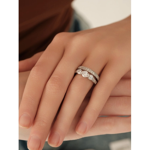 Кольцо из серебра 925 пробы с цирконами