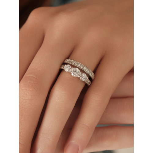 Кольцо из серебра 925 пробы с цирконами