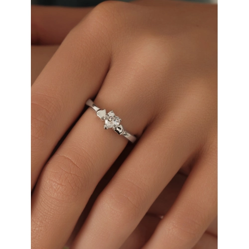 Кольцо из серебра 925 пробы с цирконами