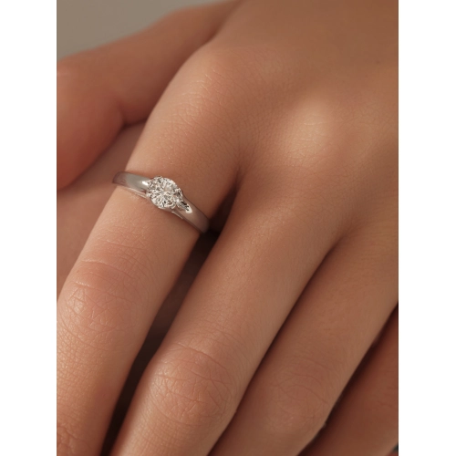 Кольцо из серебра 925 пробы с цирконами