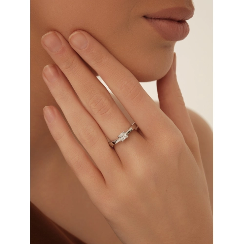 Кольцо из серебра 925 пробы с цирконами