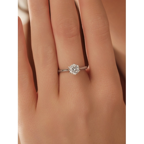 Кольцо из серебра 925 пробы с цирконами