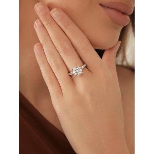 Кольцо из серебра 925 пробы с цирконами