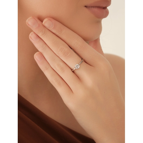 Кольцо из серебра 925 пробы с цирконами