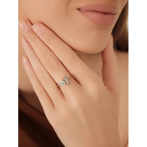 Кольцо из серебра 925 пробы с цирконами