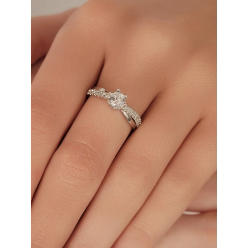 Кольцо из серебра 925 пробы с цирконами