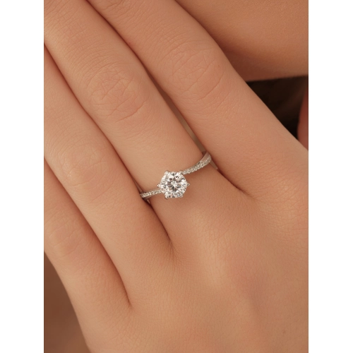 Кольцо из серебра 925 пробы с цирконами