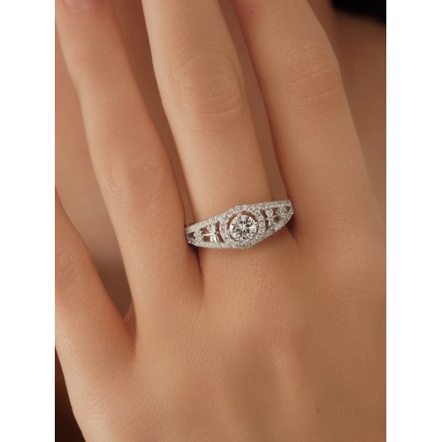 Кольцо из серебра 925 пробы с цирконами