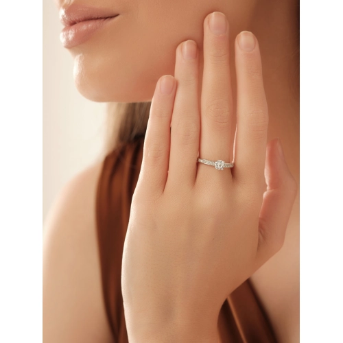 Кольцо из серебра 925 пробы с цирконами