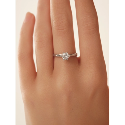 Кольцо из серебра 925 пробы с цирконами