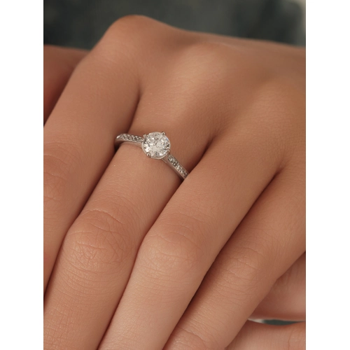 Кольцо из серебра 925 пробы с цирконами