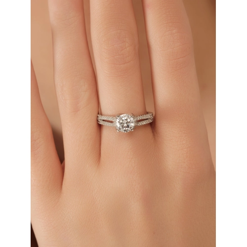 Кольцо из серебра 925 пробы с цирконами