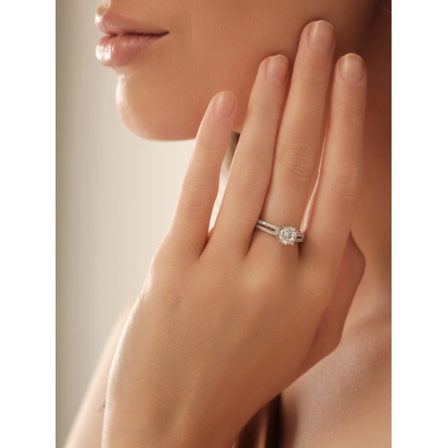 Кольцо из серебра 925 пробы с цирконами