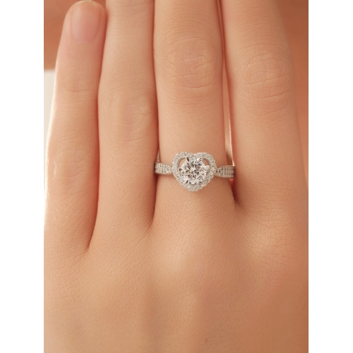 Кольцо из серебра 925 пробы с цирконами