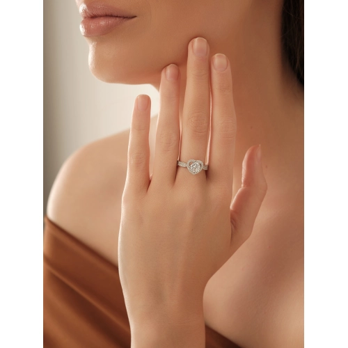 Кольцо из серебра 925 пробы с цирконами