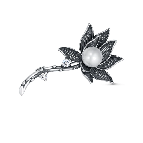 Брошь из серебра 925 пробы с синтетическим жемчугом и фианитами